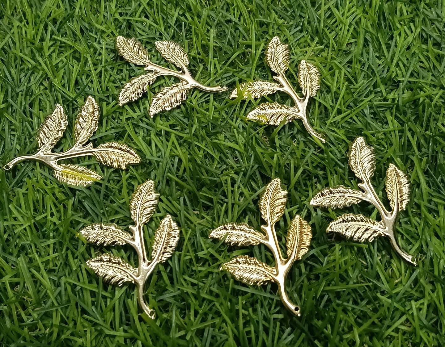 WhatsApp Image 2025-05-23 at 3.48.41 PM metal leafs gold small 4 petals - Image 1