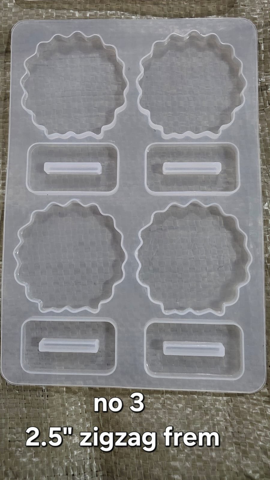 WhatsApp Image 2025-12-12 at 3.02.34 PM srn355 4 cavity Round agate 2.5 inch frame mould - Image 1